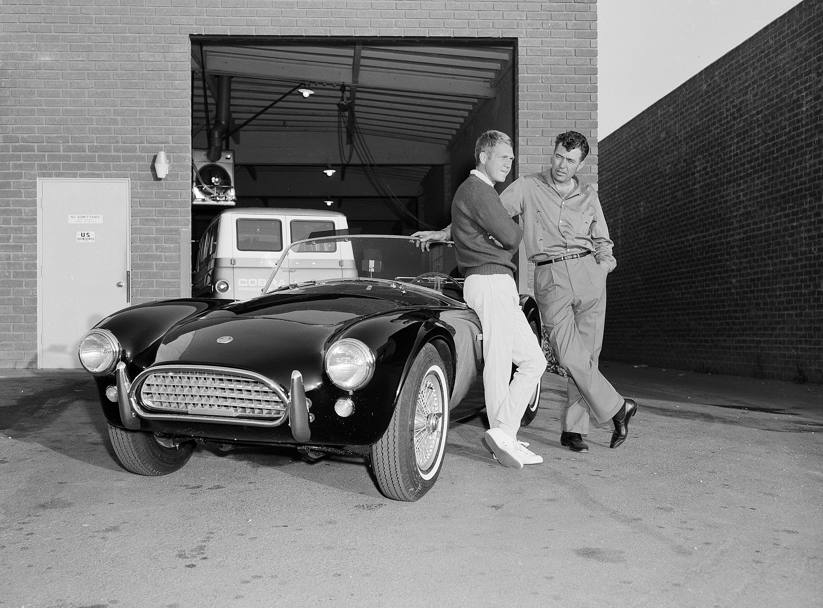 Los Angeles, Steve e Carroll Shelby con la Ford Cobra roadster dell&#39;attore (Ap)